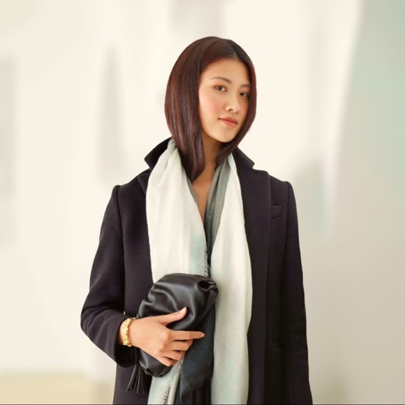 NEW Understated Leather Clutch with Removable Crossbody Chain & Tassel - Picture 5 of 7